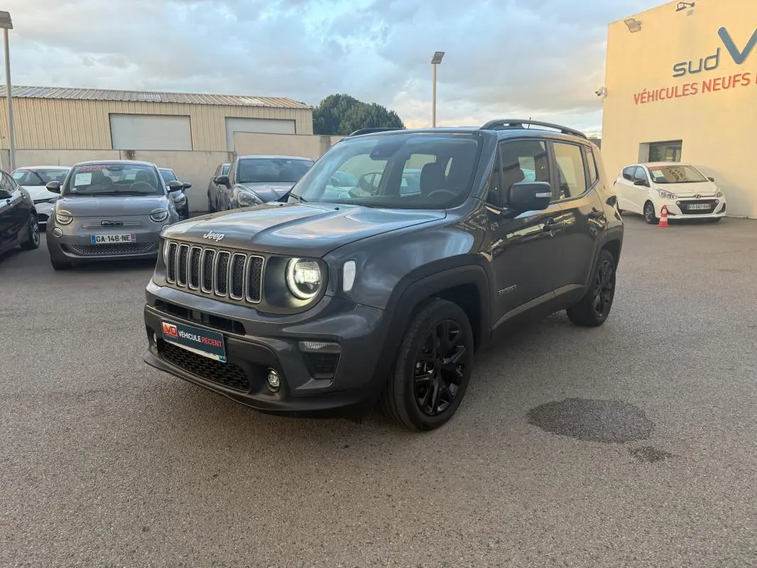 Jeep Renegade gris anthracite en 3/4 avant droit, avec barres de toit et jantes alliage noires de 18 pouces.