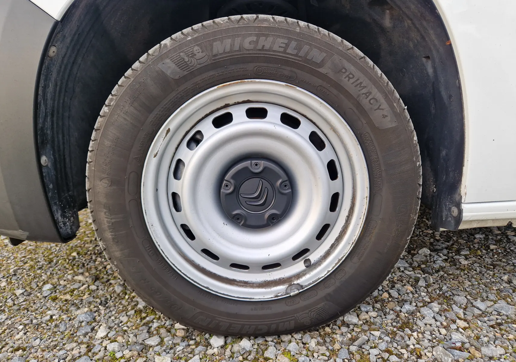 Gros plan sur la roue avant droite blanche d’un Citroën Berlingo 2021 avec jante acier et pneu Michelin Primacy 4.
