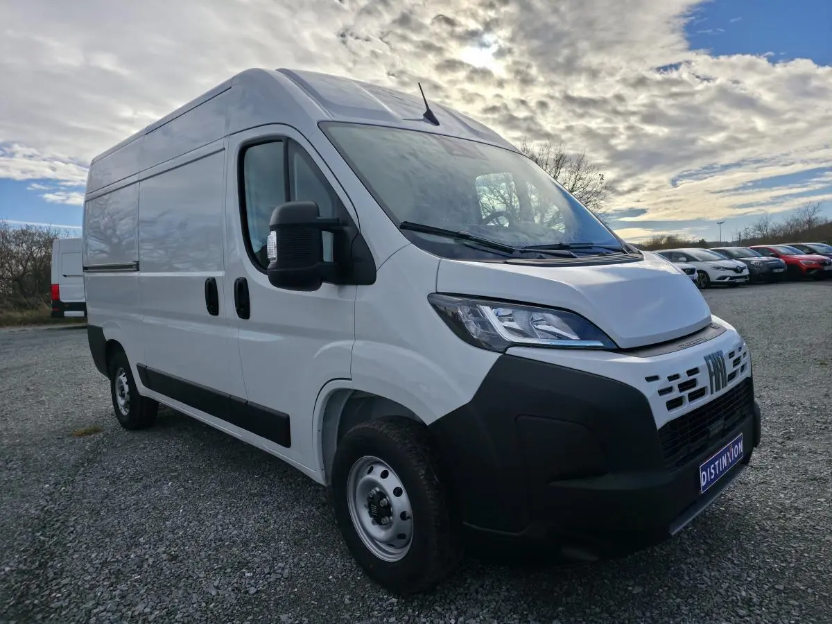 FIAT Ducato Fourgon blanc vu en 3/4 avant droit, avec pare-chocs noir et roues acier 15 pouces.