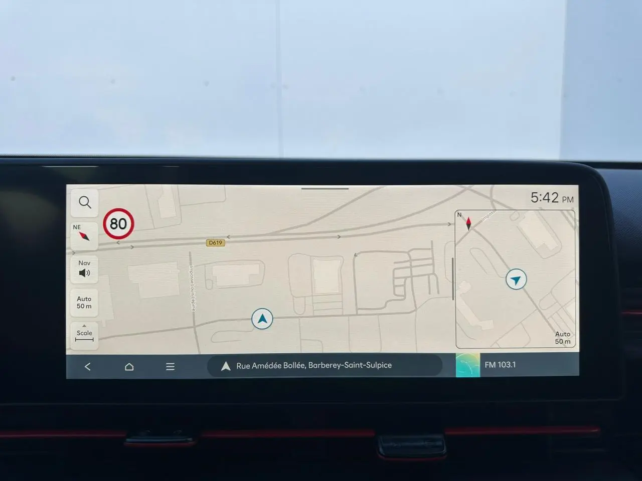 Écran tactile 12,3 pouces du système de navigation du Hyundai KONA II gris, affichant une carte routière.