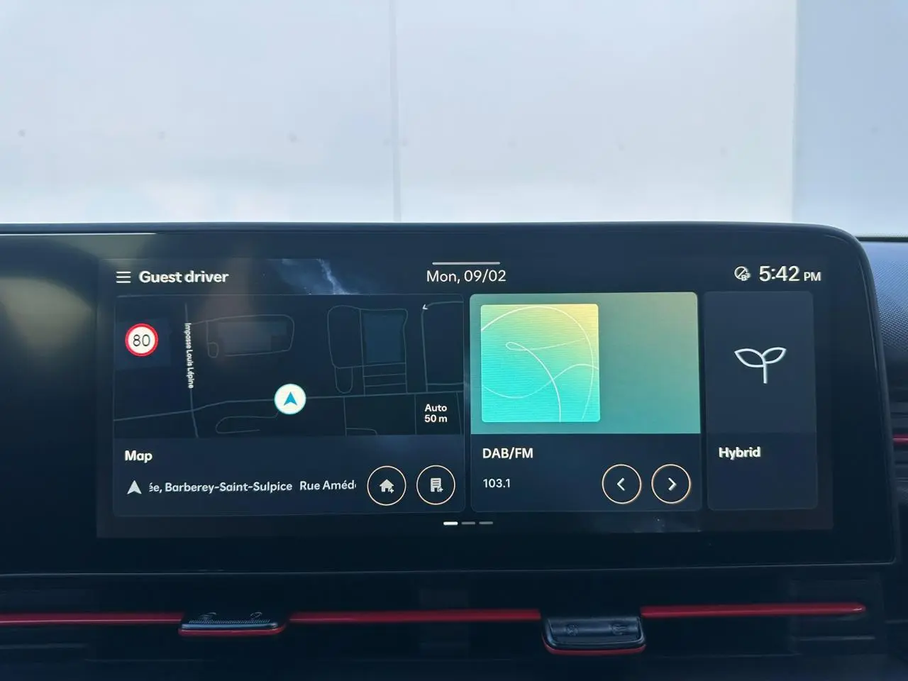 Écran tactile 12,3'' du tableau de bord du Hyundai Kona 2026, affichant navigation et radio, intérieur sobre.