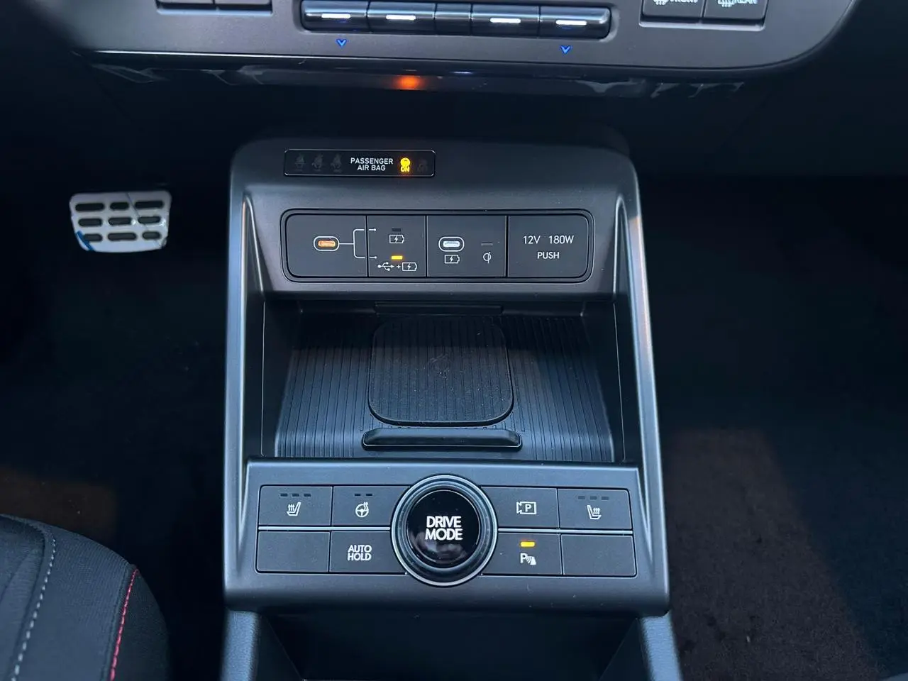 Vue rapprochée de la console centrale du Hyundai Kona II gris, avec commandes Drive Mode et prises USB-C visibles.