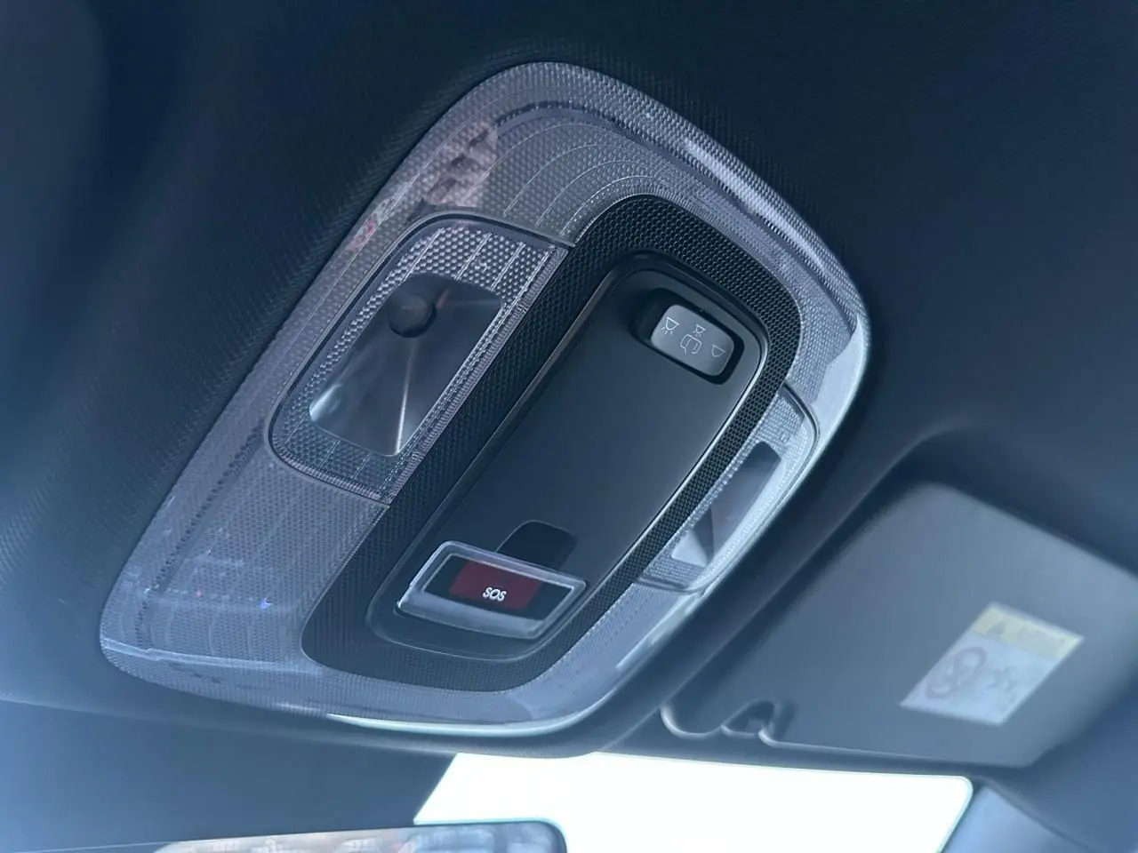 Vue intérieure du plafonnier avec commandes d’éclairage et bouton SOS du Hyundai Kona II gris Ecotronic 2026.