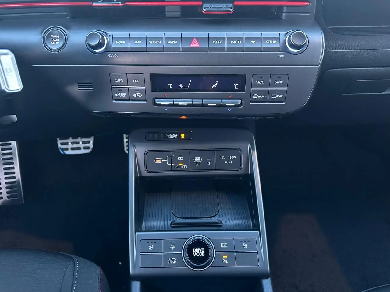 Vue centrale de la console et tableau de bord du Hyundai Kona 2026 en Ecotronic Grey, avec commandes tactiles et Drive Mode.