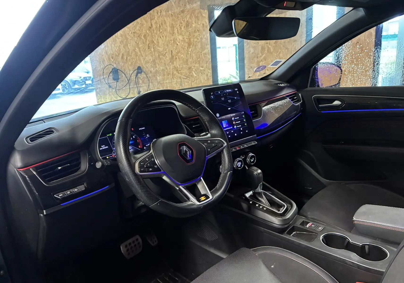 Gros plan sur la roue avant droite d’un Renault Arkana bleu 1.3 TCE 140 RS-LINE avec jante alu bicolore et logo Renault.