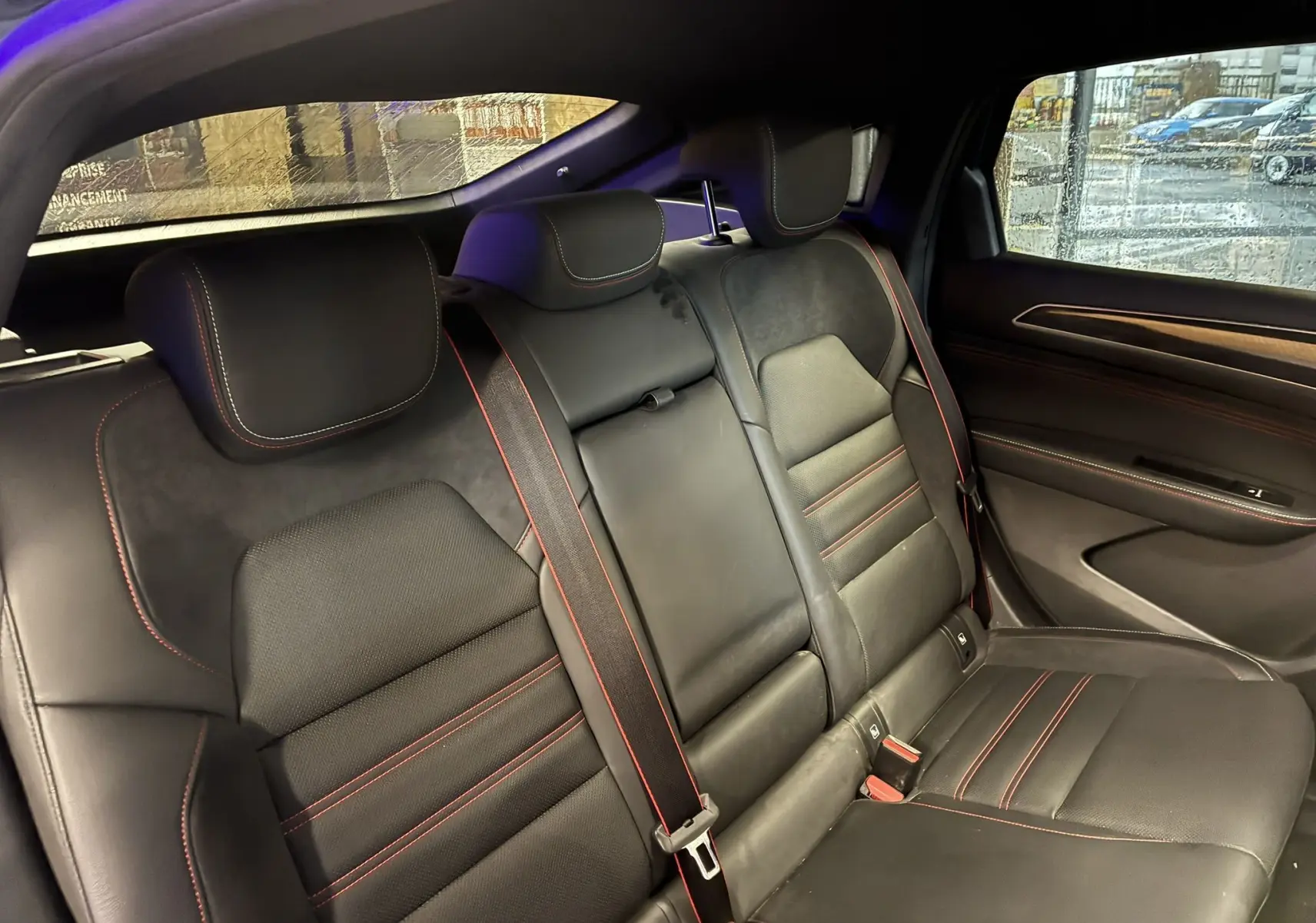 Vue intérieure de la banquette arrière en cuir noir avec surpiqûres rouges du Renault Arkana 1.3 TCE 140 RS-LINE 2021.