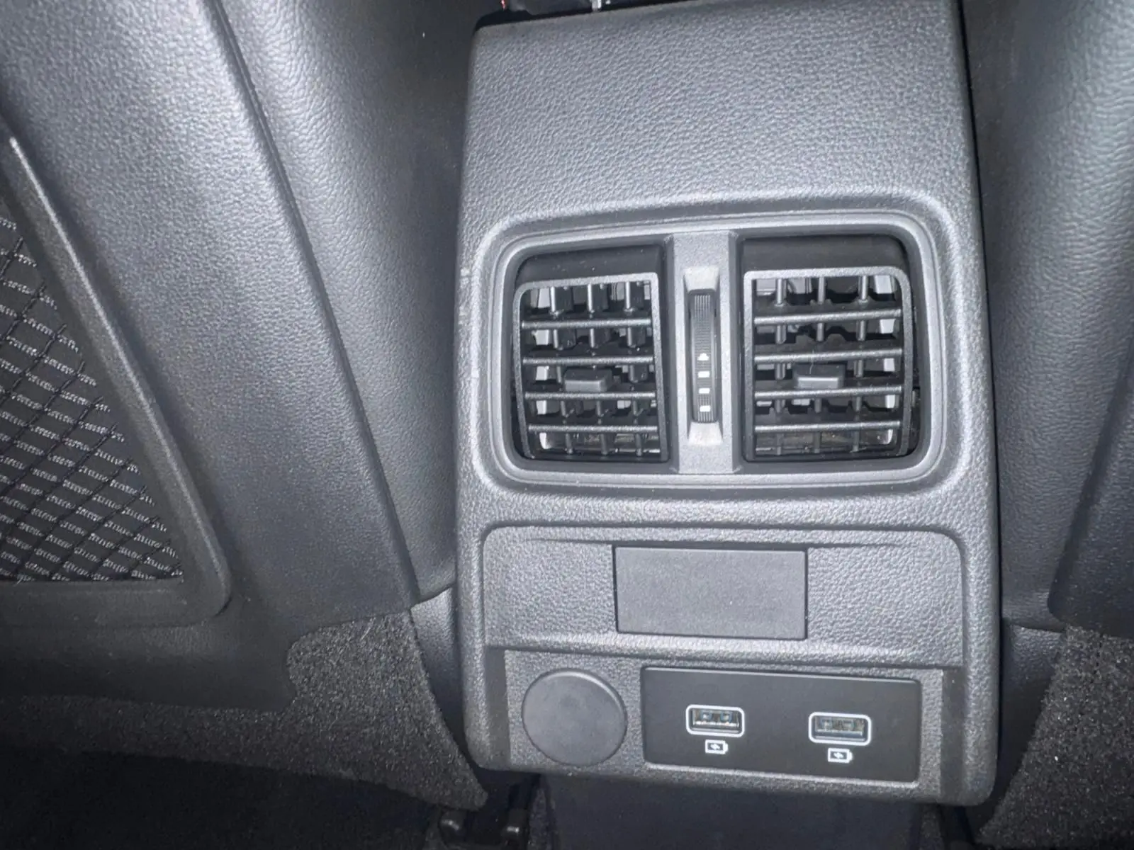 Détail des aérateurs arrière et ports USB doubles sur la console centrale d’une Renault Arkana bleu 1.3 TCE 140 RS-LINE.