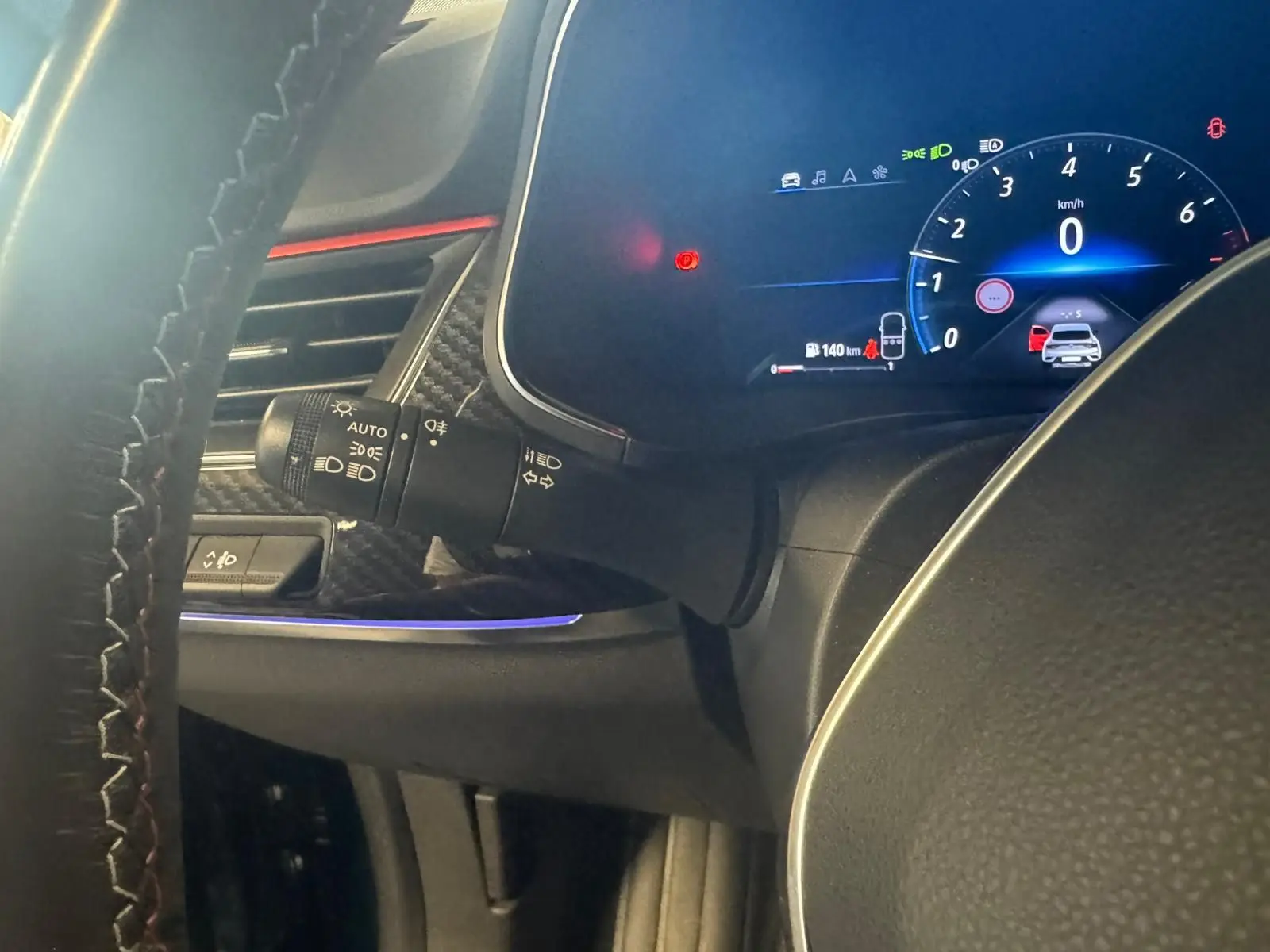 Tableau de bord numérique bleu et noir du Renault Arkana 1.3 TCE 140 RS-LINE, avec commandes et éclairage d'ambiance violet.