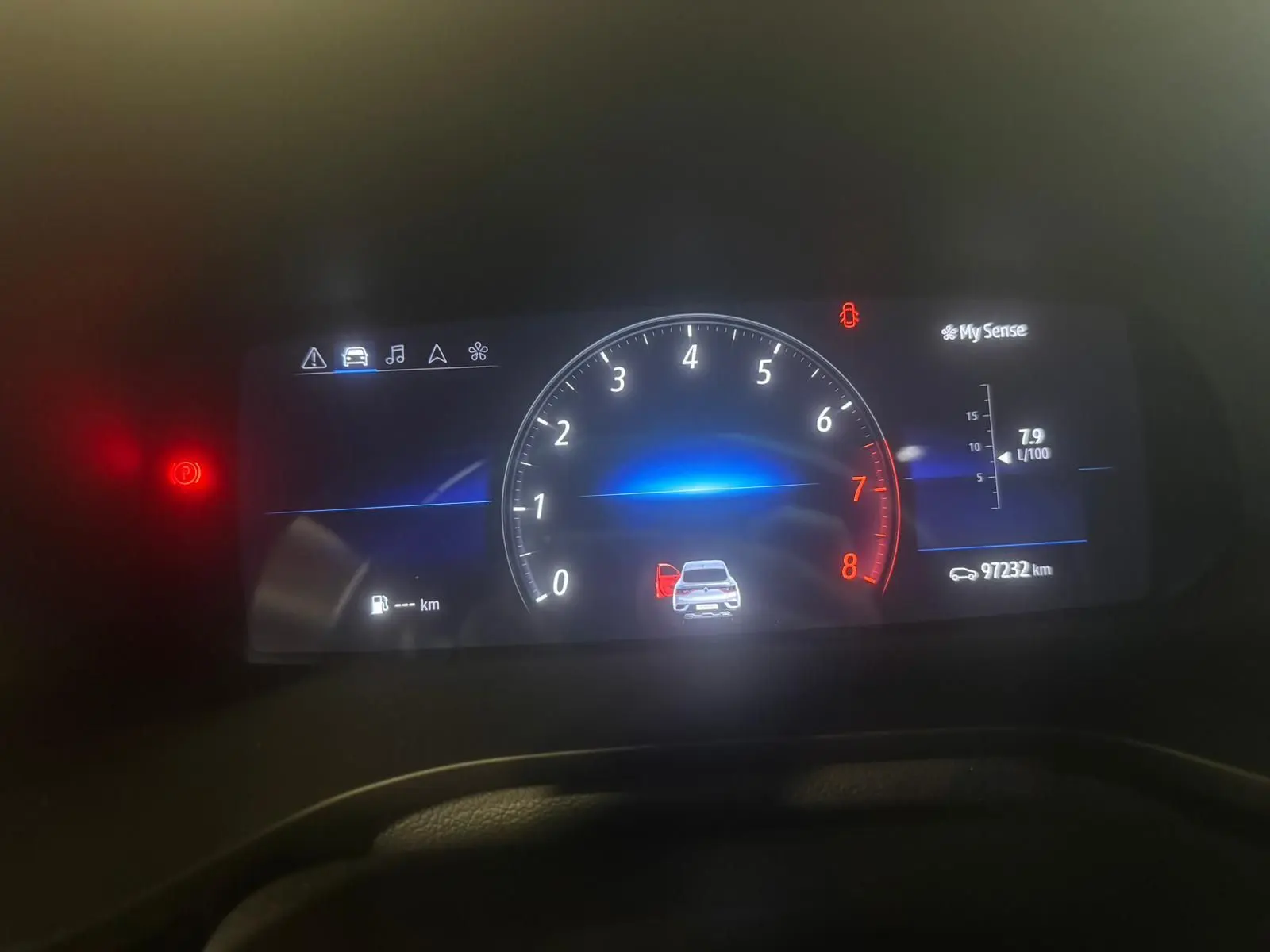 Tableau de bord numérique du Renault Arkana bleu, affichant le compte-tours, la consommation et une porte ouverte.