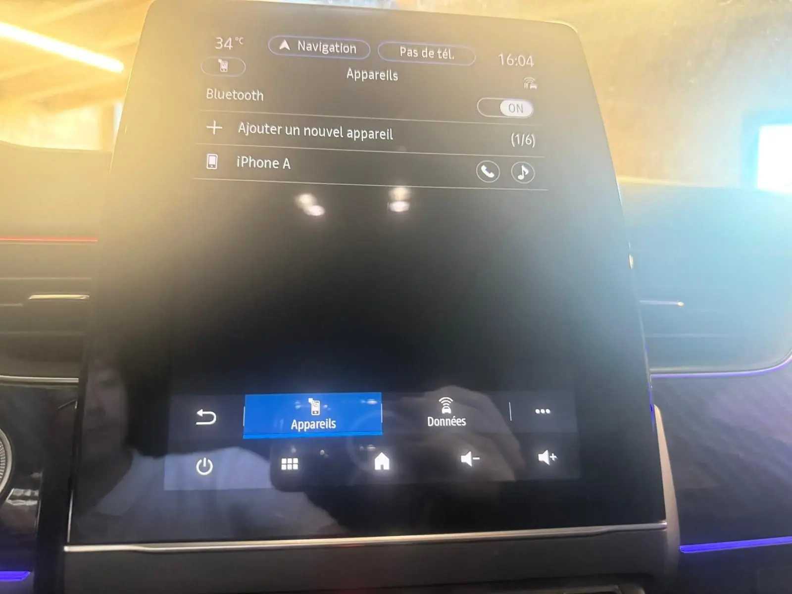 Écran tactile central du tableau de bord du Renault Arkana 1.3 TCE 140 RS-Line, avec interface Bluetooth visible.