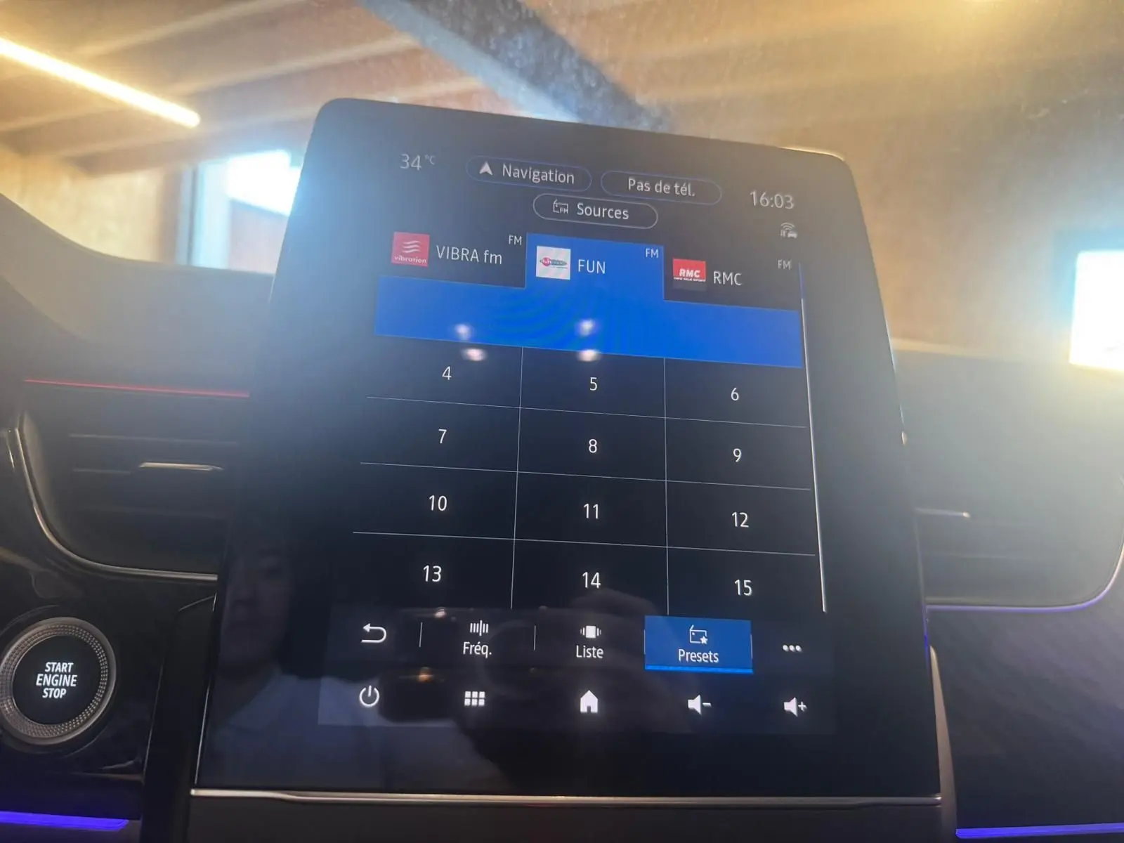 Écran tactile central affichant les stations radio, intérieur noir avec éclairage d'ambiance violet du Renault Arkana 2021.