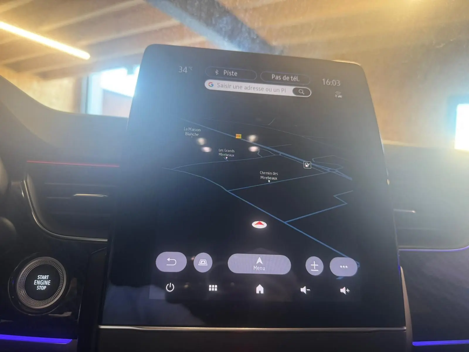 Écran central tactile du tableau de bord du Renault Arkana 1.3 TCE 140 RS-LINE avec navigation affichée, intérieur noir.