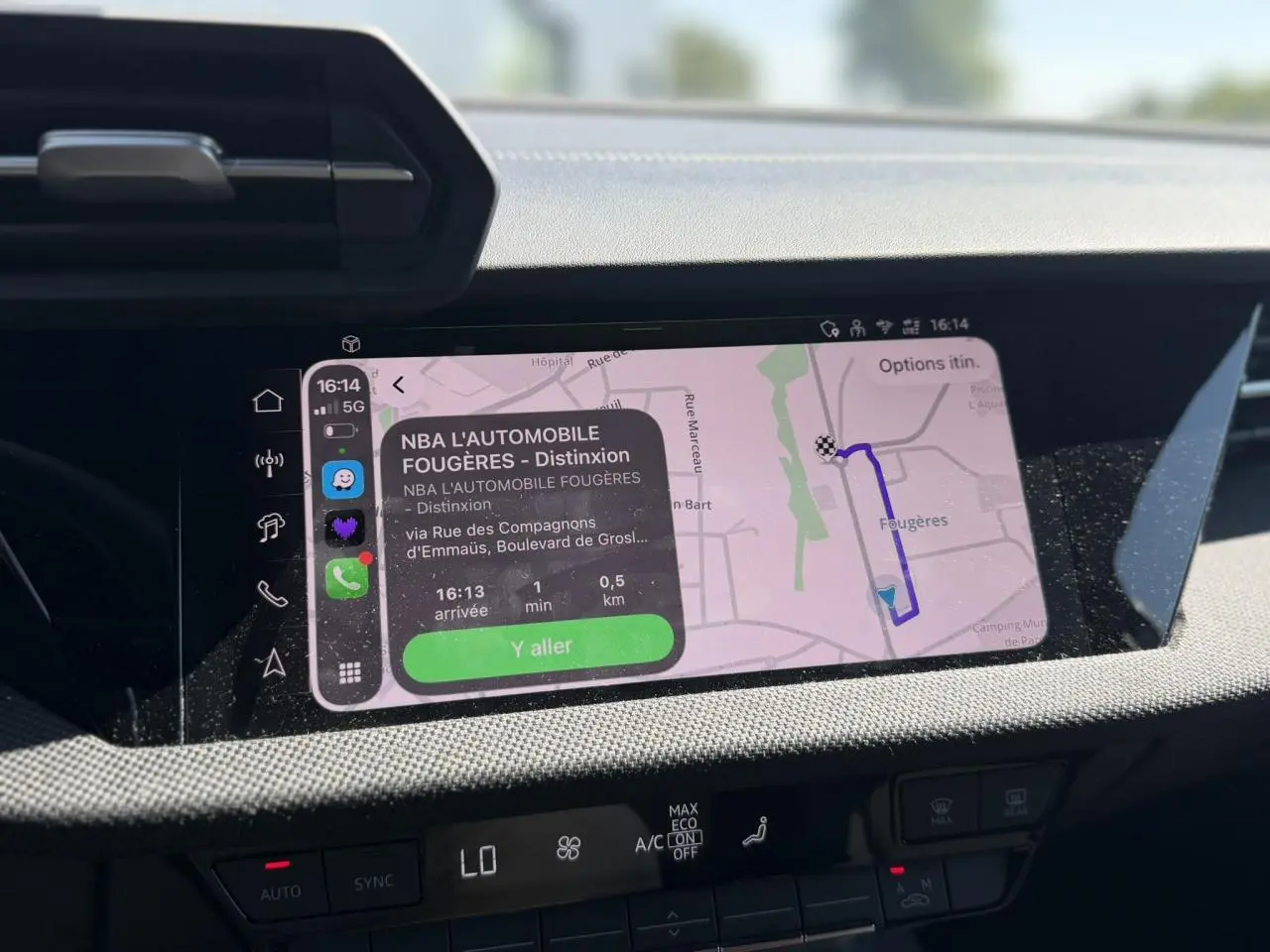 Vue rapprochée de l’écran central tactile affichant la navigation dans l’Audi A3 Sportback Noir Mythe 2025.