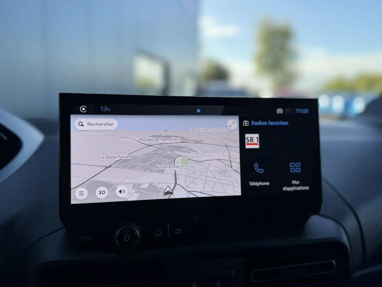 Écran tactile 10 pouces du Peugeot Partner 2026 affichant la navigation et les options multimédia.