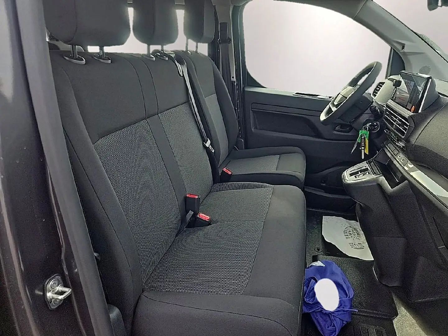 Intérieur du FIAT Scudo Combi 2026 vu côté conducteur, sièges bi-ton noir/gris et tableau de bord moderne.