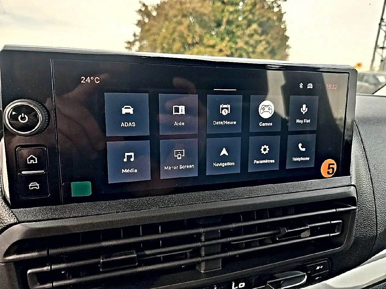 Écran tactile central du tableau de bord du Fiat Scudo Combi gris titane, affichant les options multimédia et navigation.