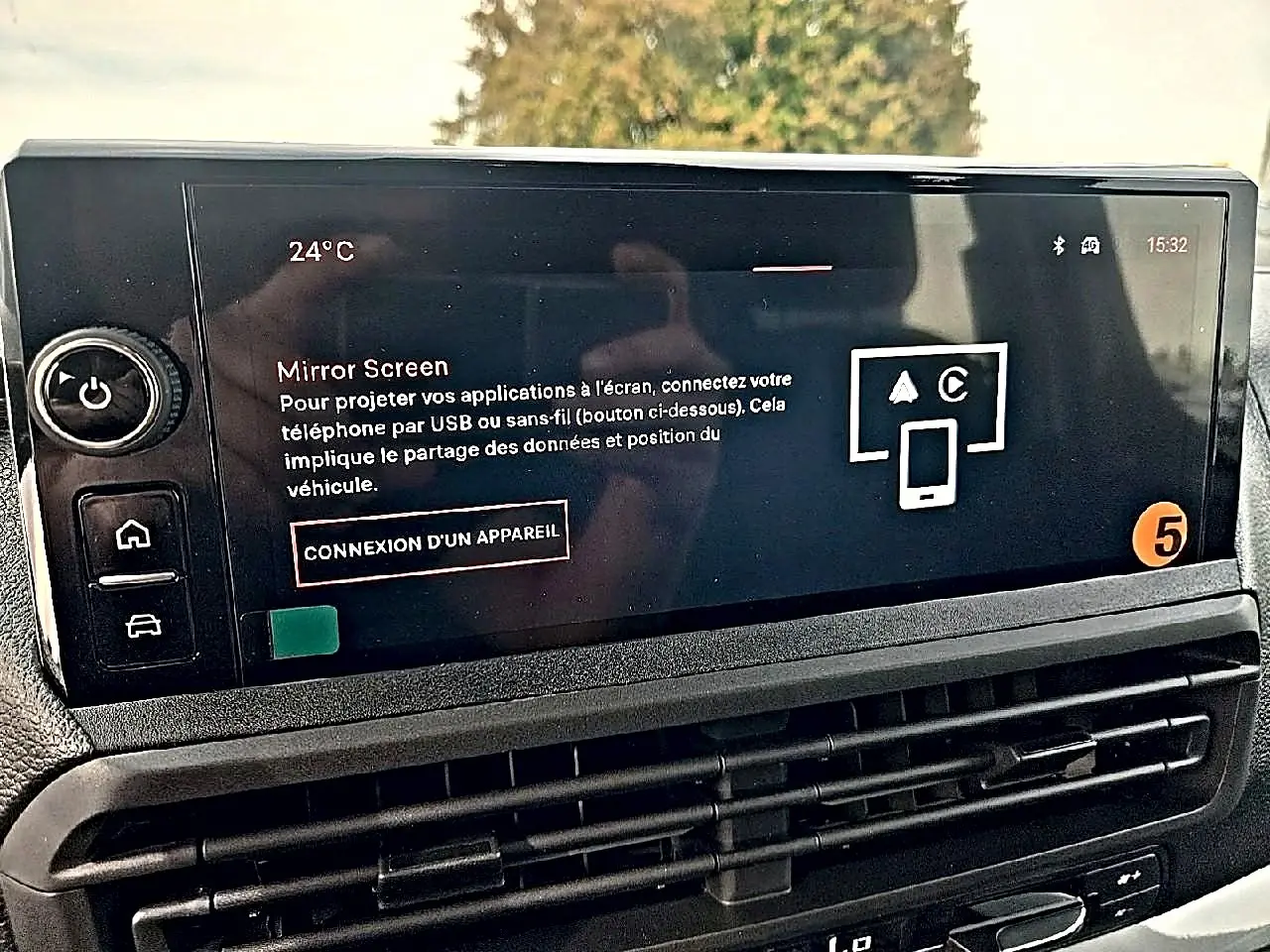 Écran tactile central du tableau de bord du Fiat Scudo Combi 2026 affichant la connexion Mirror Screen.
