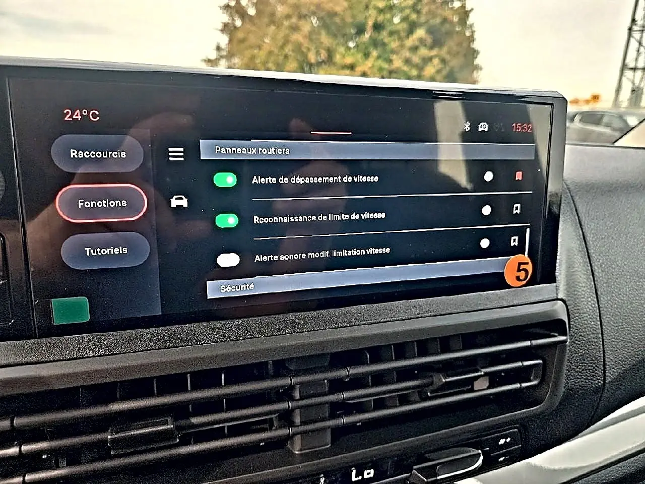 Intérieur du FIAT Scudo Combi gris titane, vue sur l'écran tactile central affichant les réglages de sécurité.