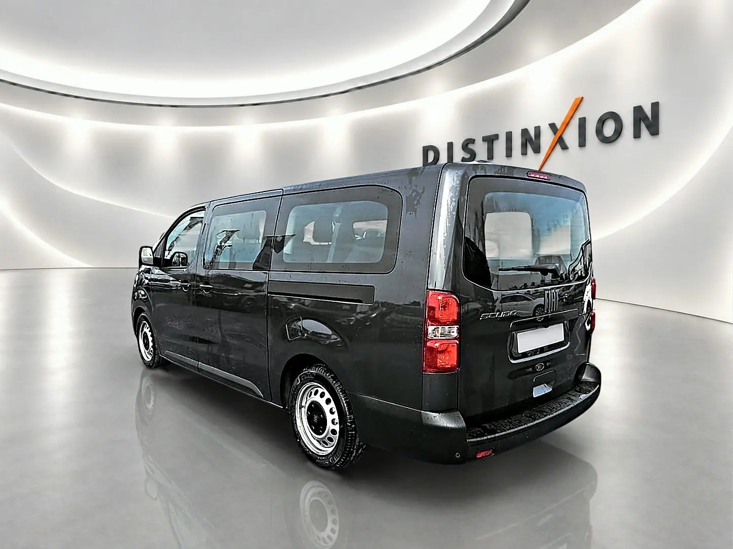 Vue 3/4 arrière droite du FIAT Scudo Combi gris titane avec porte latérale coulissante en environnement studio lumineux.