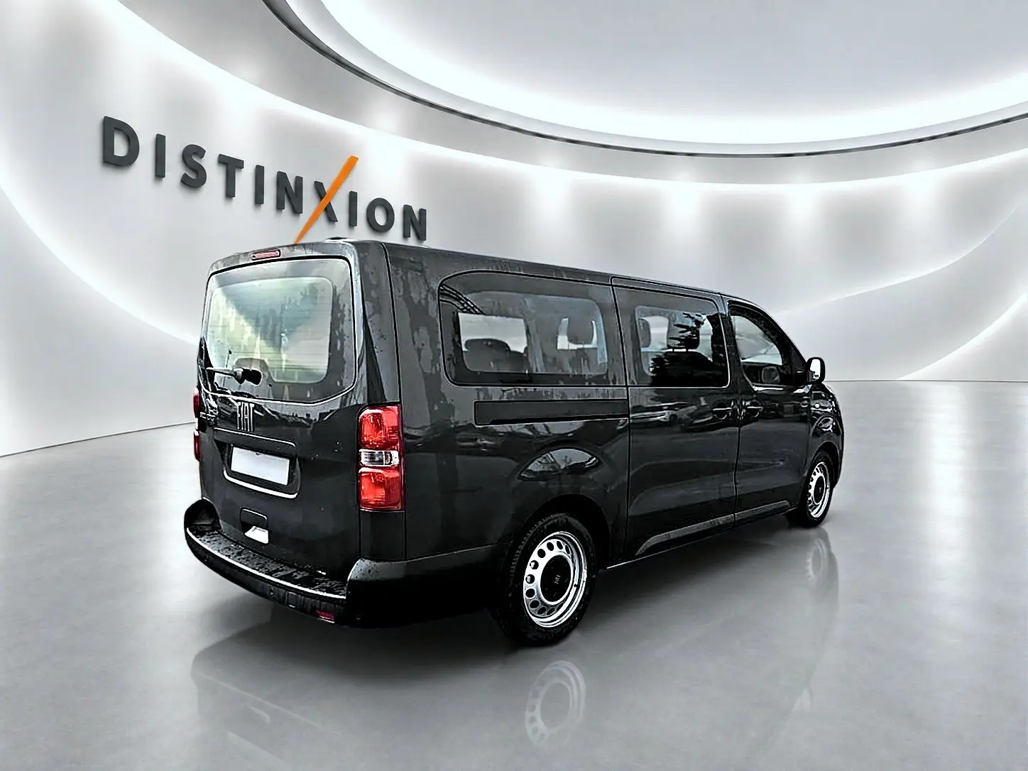 Vue 3/4 arrière droite du FIAT Scudo Combi gris titane avec porte latérale coulissante et vitres teintées.