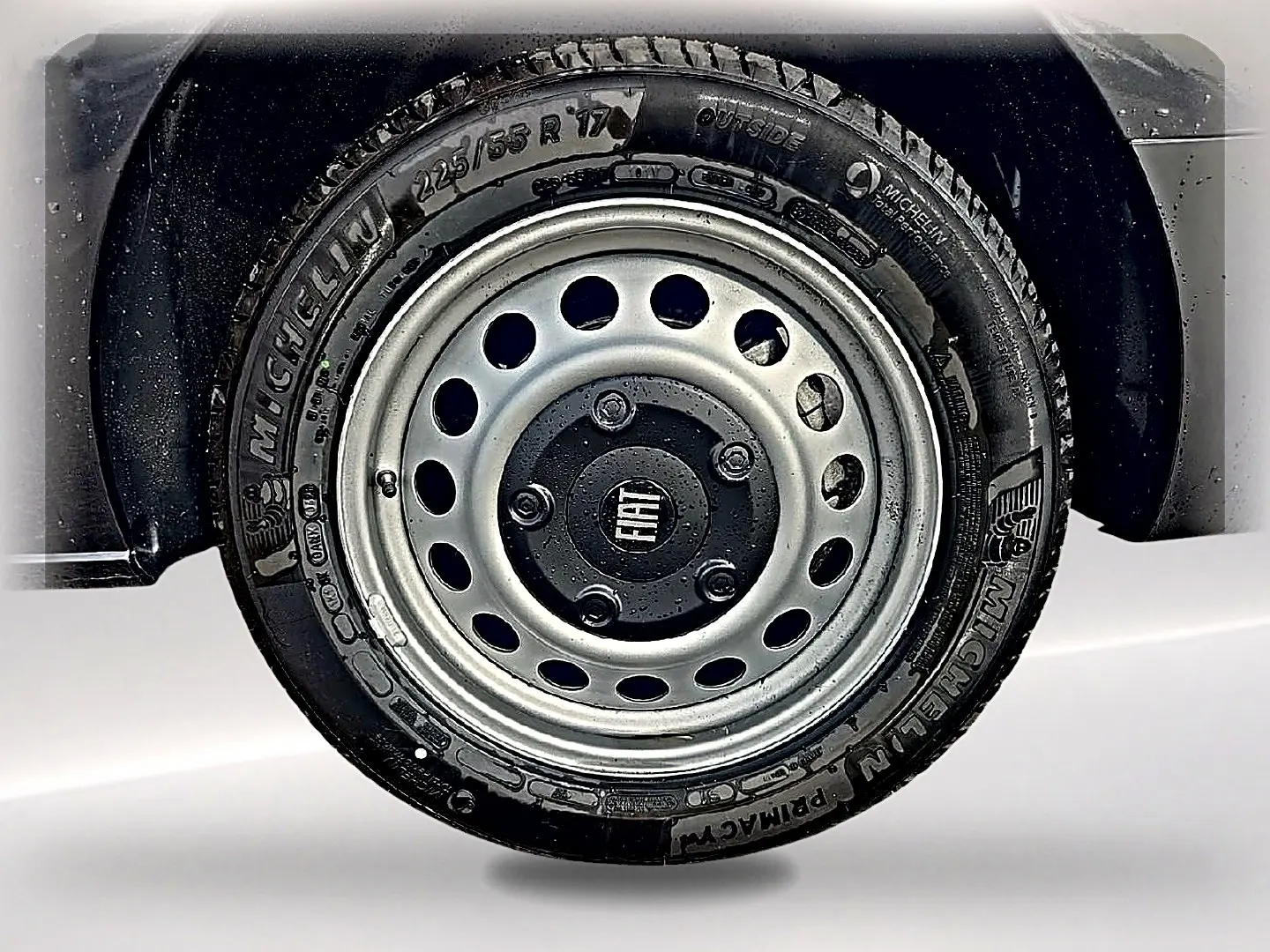 Gros plan sur la roue avant droite gris titane du FIAT Scudo Combi avec jante acier et pneu Michelin.