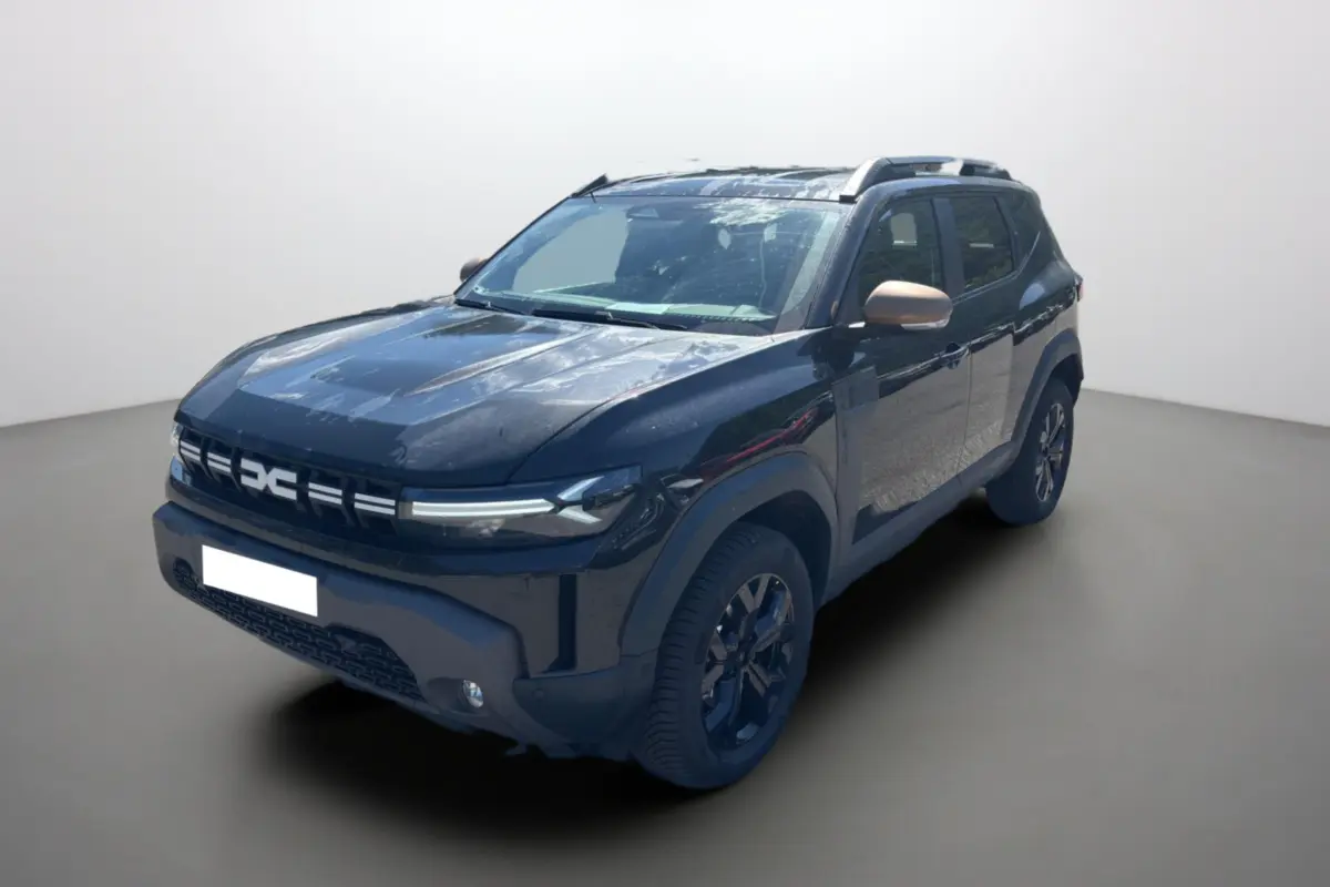 Dacia Duster Hybrid-G 150 4x4 noir nacré en 3/4 avant droit avec barres de toit et jantes noires.