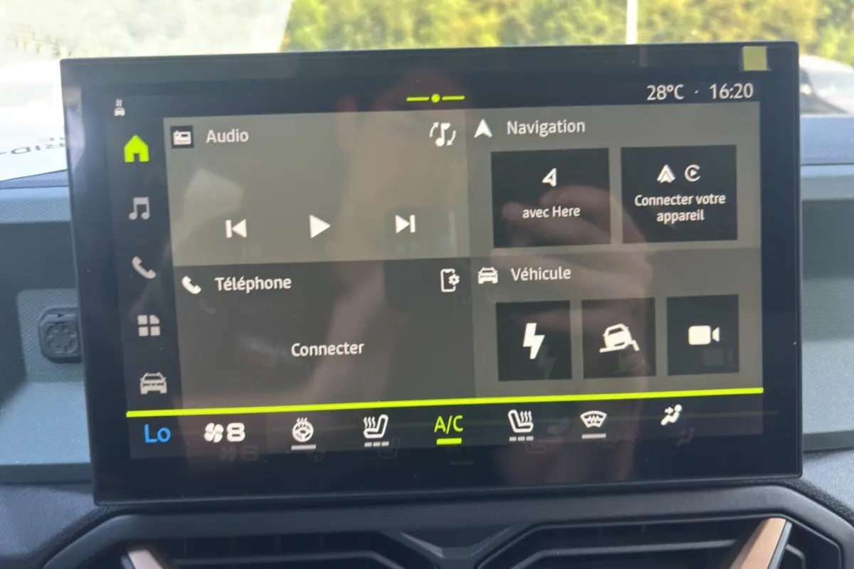 Écran tactile central du Dacia Duster Hybrid-G 150 4x4 Extreme City montrant les options audio et navigation.