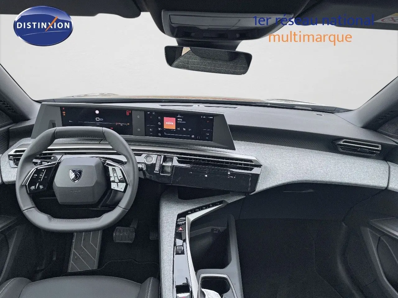 Intérieur du Peugeot 3008 Hybrid 2025 vu de face, tableau de bord moderne avec écran digital et volant compact noir.