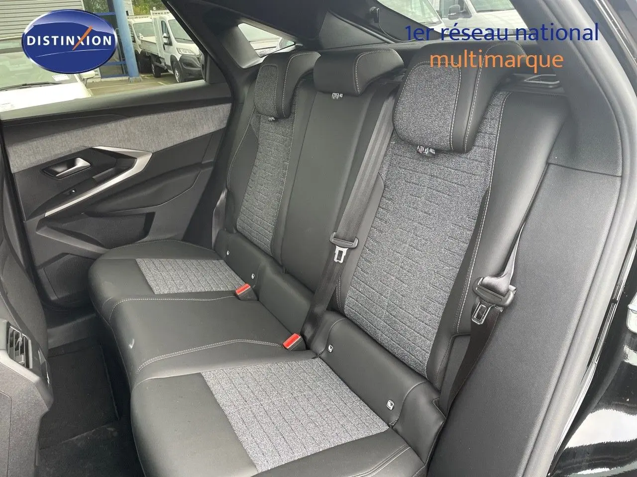 Vue intérieure côté gauche des sièges arrière en cuir noir et tissu gris du Peugeot 3008 Hybrid 2025 noir métal.