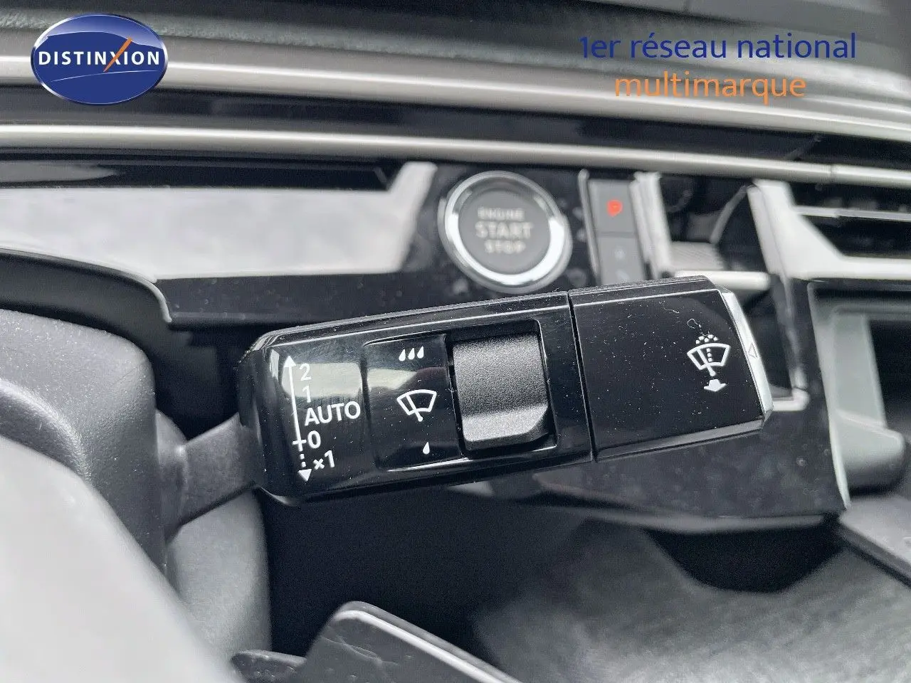 Gros plan sur la commande des essuie-glaces du Peugeot 3008 noir métal, avec bouton start visible en arrière-plan.