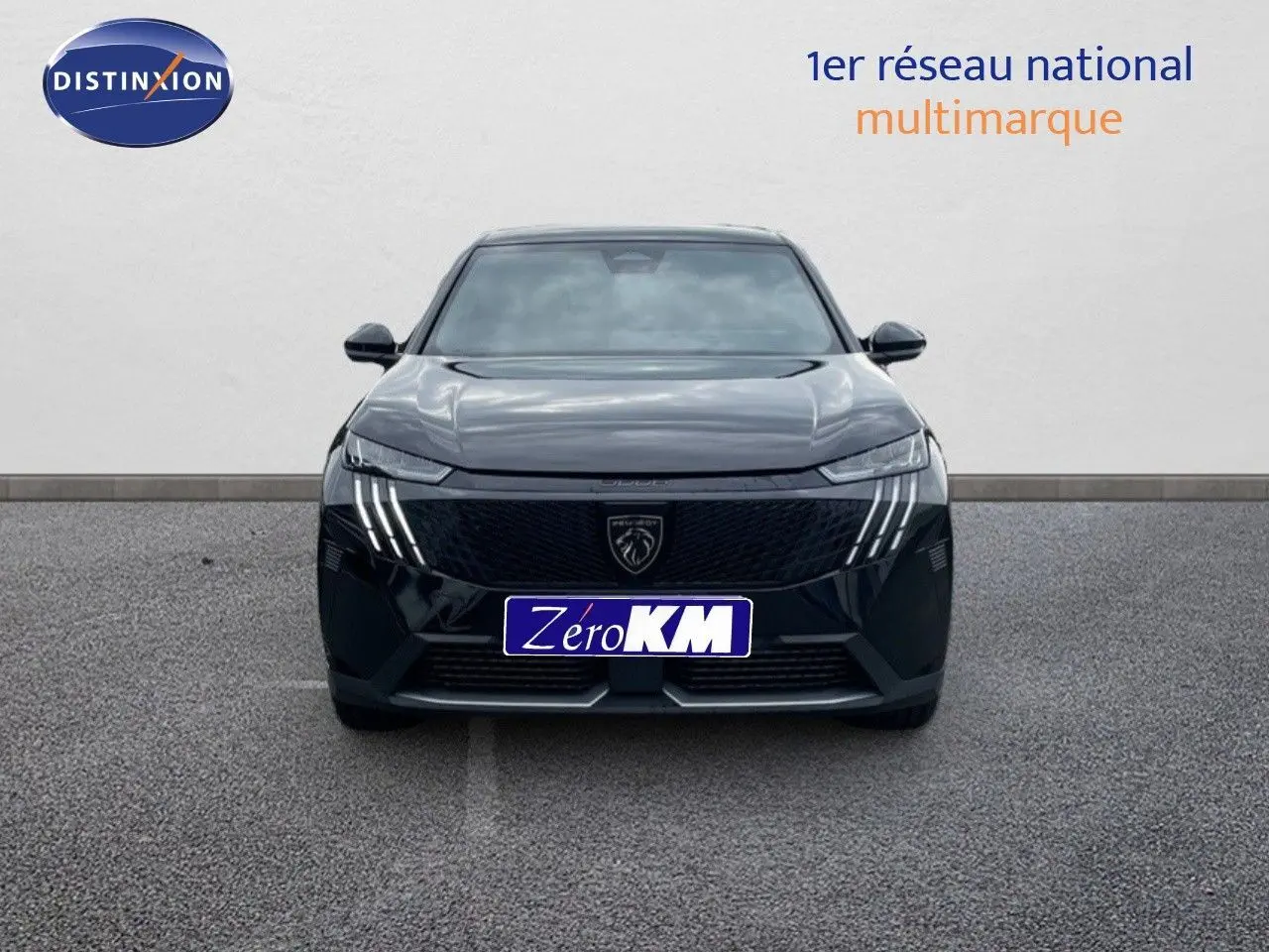 Vue frontale d'un Peugeot 3008 Hybrid noir métal 2025 avec feux LED distinctifs et calandre moderne.