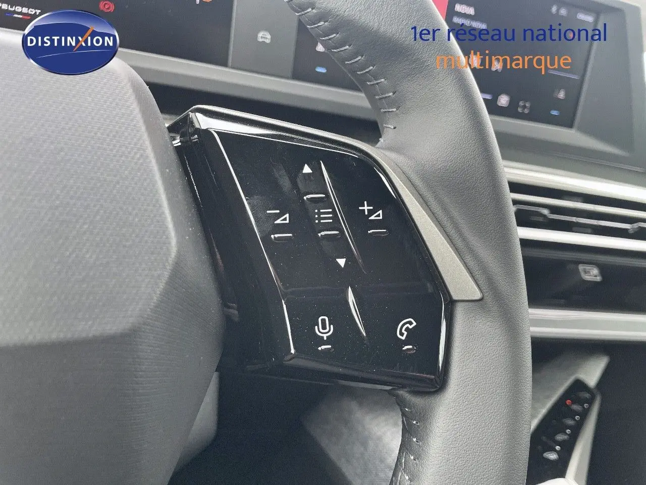 Gros plan sur les commandes gauche du volant noir cuir du Peugeot 3008 Hybrid 2025, avec tableau de bord numérique en arrière-plan.