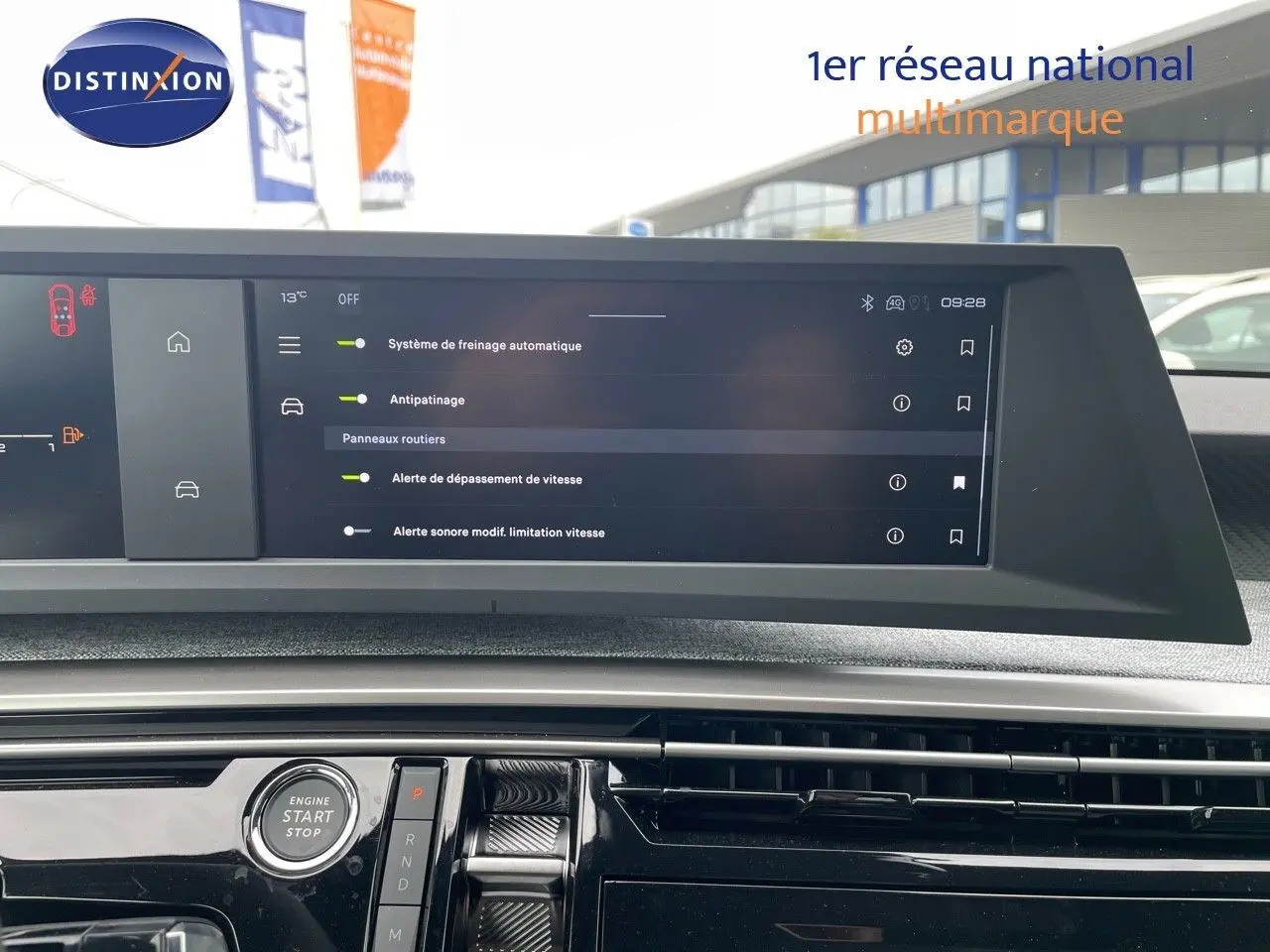 Tableau de bord du Peugeot 3008 Hybrid noir métal 2025, vue frontale sur l'écran tactile et commandes centrales.
