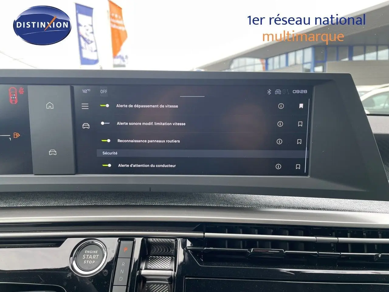Vue intérieure du tableau de bord du Peugeot 3008 Hybrid 2025, écran tactile affichant les alertes de sécurité.