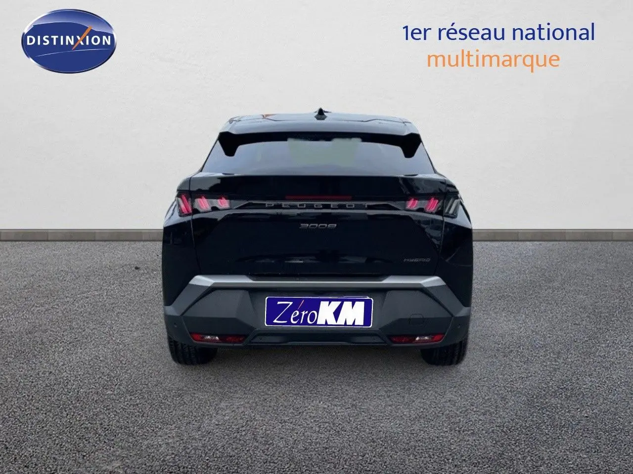 Vue arrière d'un Peugeot 3008 HYBRID noir métal 2025 avec feux LED distinctifs et plaque Zero KM.