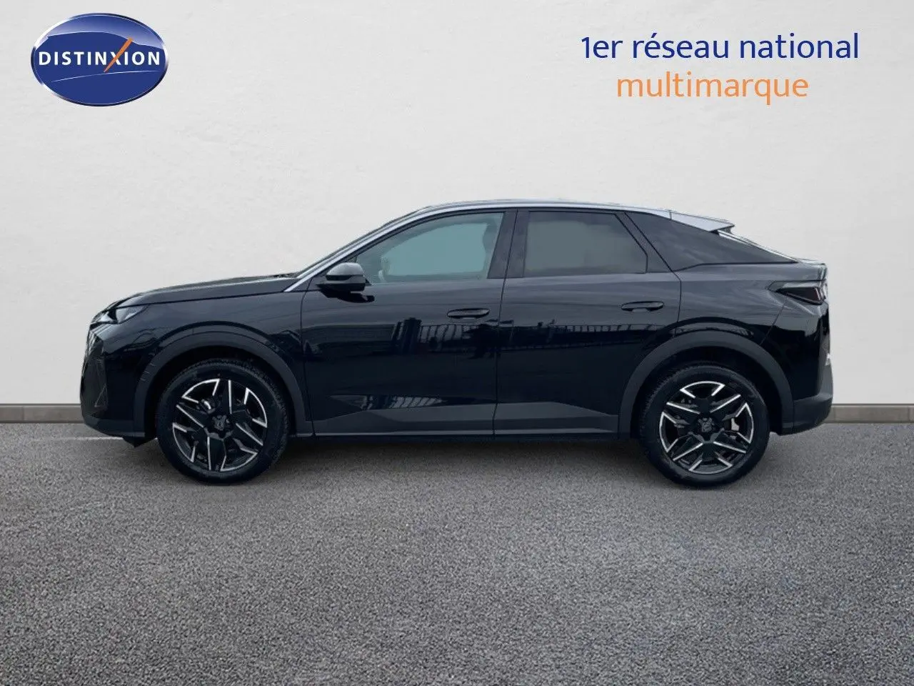 Peugeot 3008 Hybrid noir métal en profil côté gauche, soulignant ses jantes noires et lignes modernes.