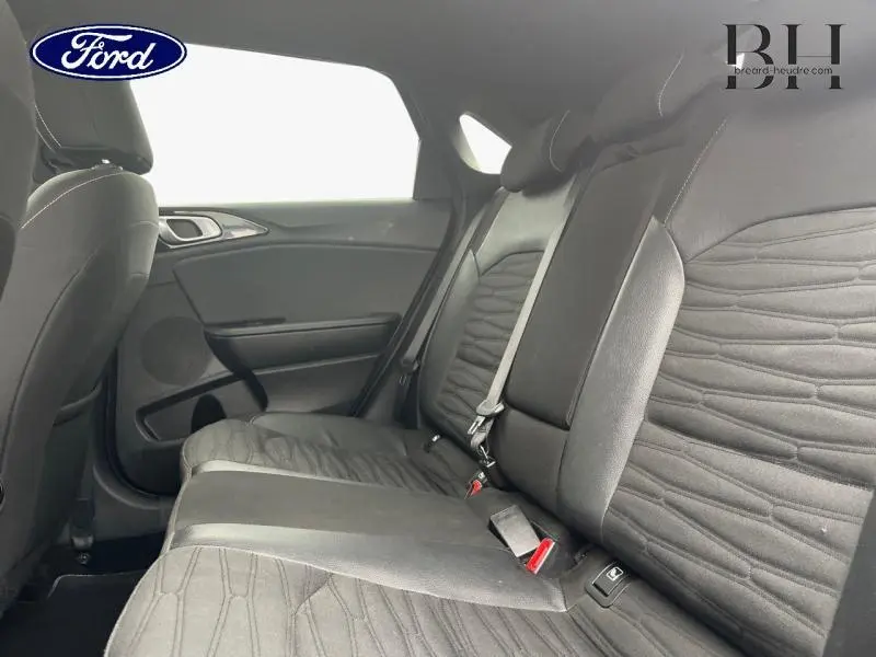 Vue intérieure sur la banquette arrière en tissu noir de la KIA CEE'D SW 2023, côté gauche visible.