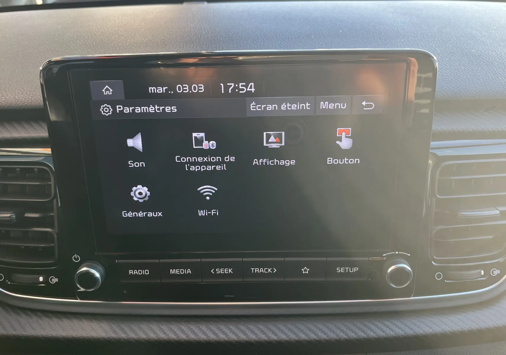 Écran tactile central de la Kia Rio 1.0 GDI 100 Hybrid GT Line 2021, affichant le menu des paramètres.