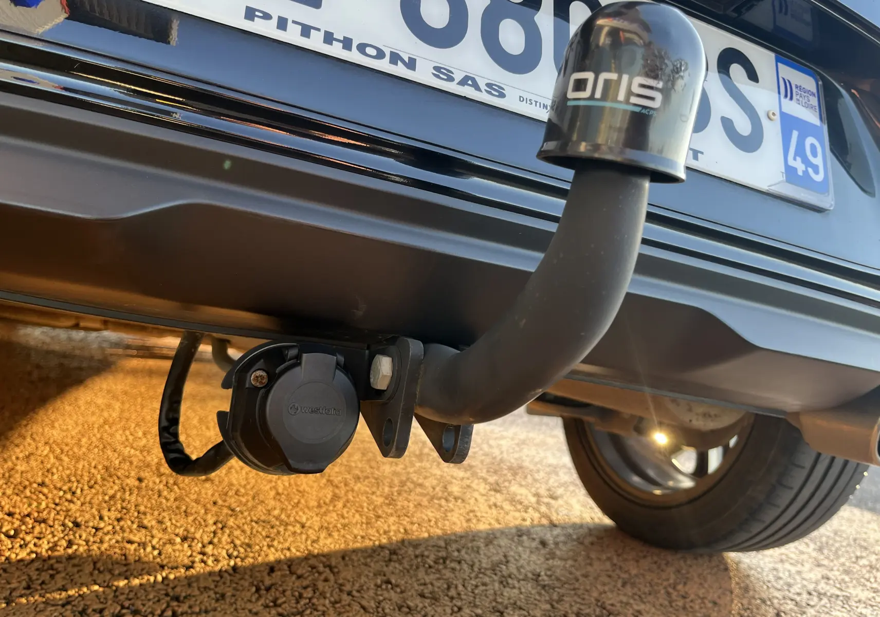 Gros plan sur l'attelage noir sous le pare-chocs arrière d'une KIA RIO 1.0 GDI 100 HYBRID GT LINE noire de 2021.