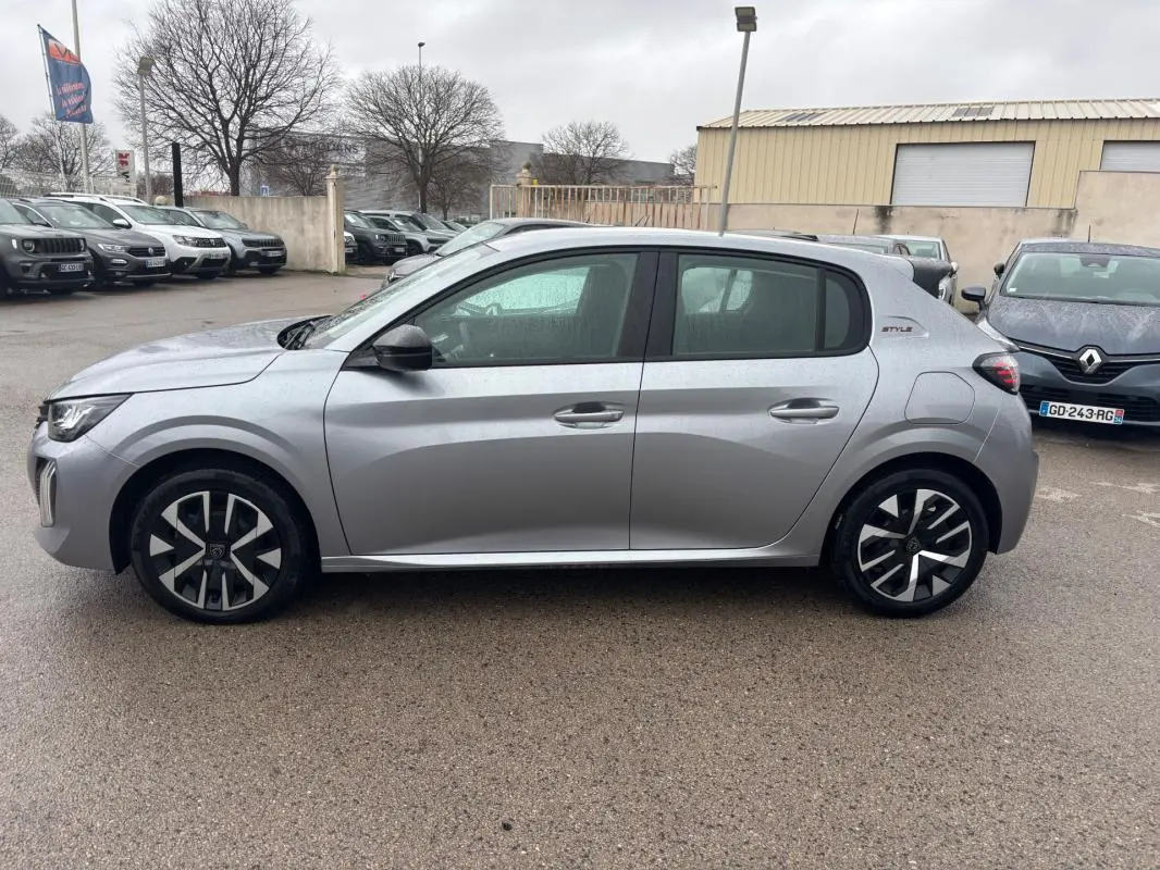 Peugeot 208 Hybrid gris vue de profil côté gauche, avec jantes 16 pouces au design distinctif.