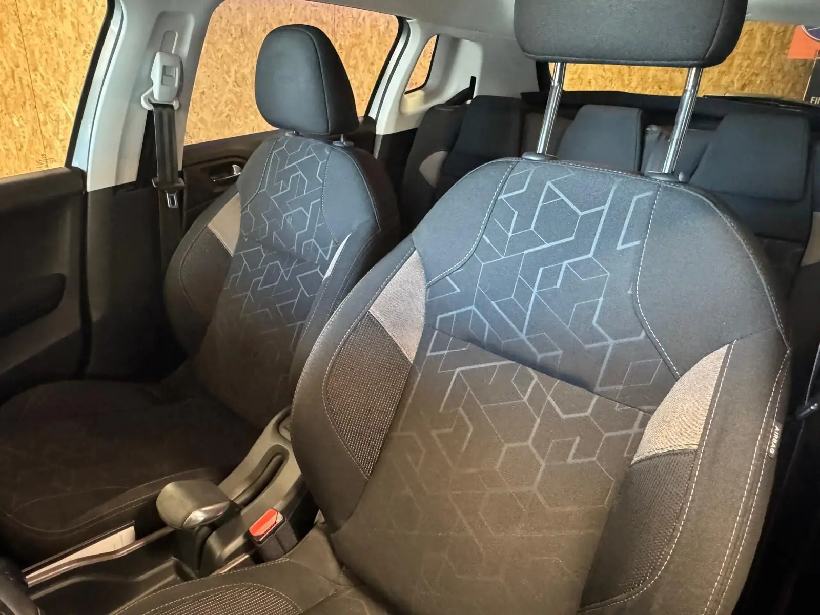 Vue intérieure rapprochée des sièges avant en tissu noir avec motifs géométriques du Peugeot 2008 gris 2016.