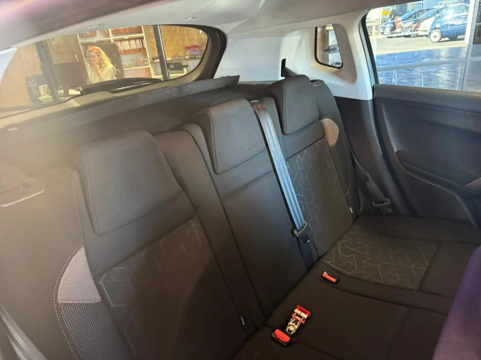 Vue intérieure sur les sièges arrière en tissu noir du Peugeot 2008 gris, version 1.6 HDI 100 STYLE de 2016.