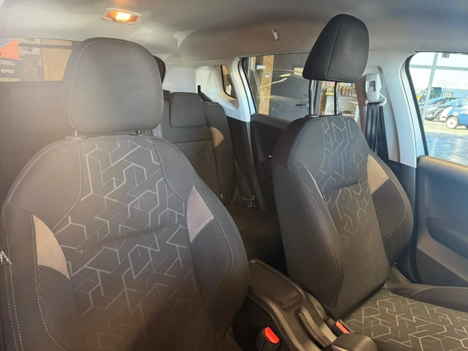 Vue intérieure des sièges avant en tissu noir avec motifs géométriques du Peugeot 2008 gris, version 1.6 HDI 2016.