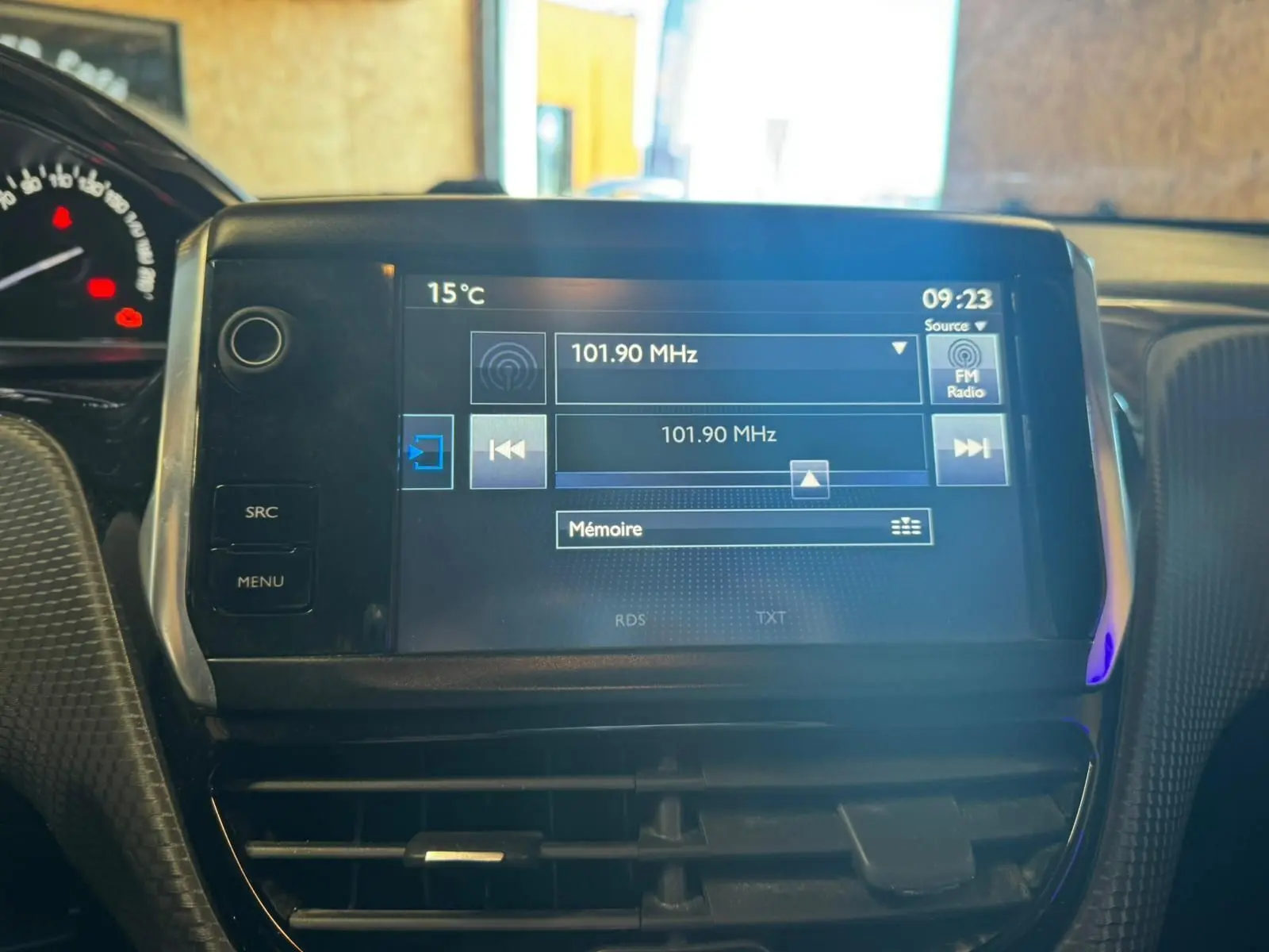 Écran tactile central du tableau de bord du Peugeot 2008 gris, affichant la radio FM à 101,90 MHz.