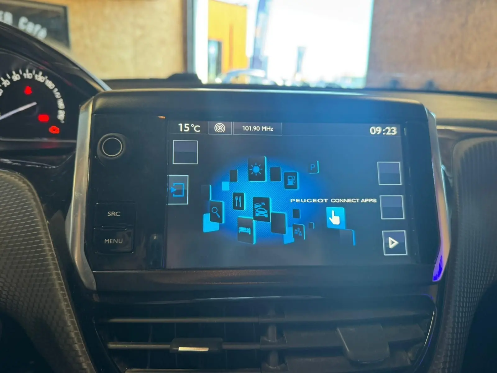 Écran tactile central du tableau de bord du Peugeot 2008 gris 2016, affichant les applications connectées.
