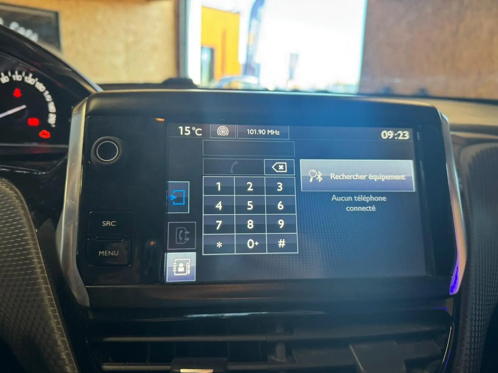 Écran tactile central du tableau de bord du Peugeot 2008 gris, affichant le menu de connexion Bluetooth.