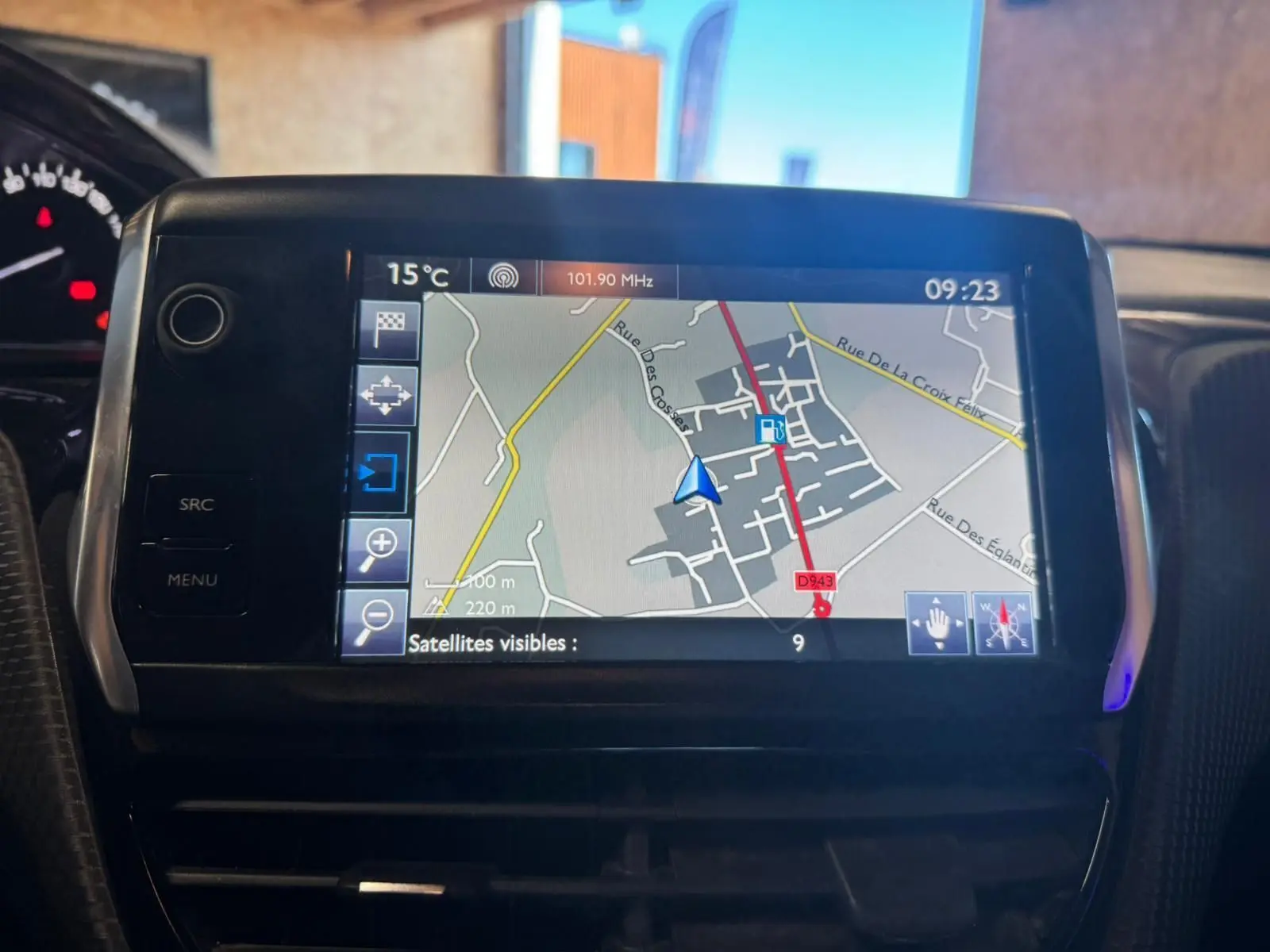 Écran GPS central du tableau de bord du Peugeot 2008 gris, affichant une carte routière en intérieur.