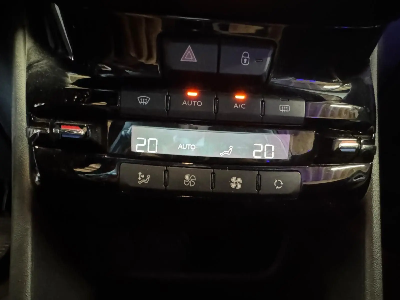 Détail de la console centrale du Peugeot 2008 gris 2016, montrant les commandes de climatisation automatique à 20°C.
