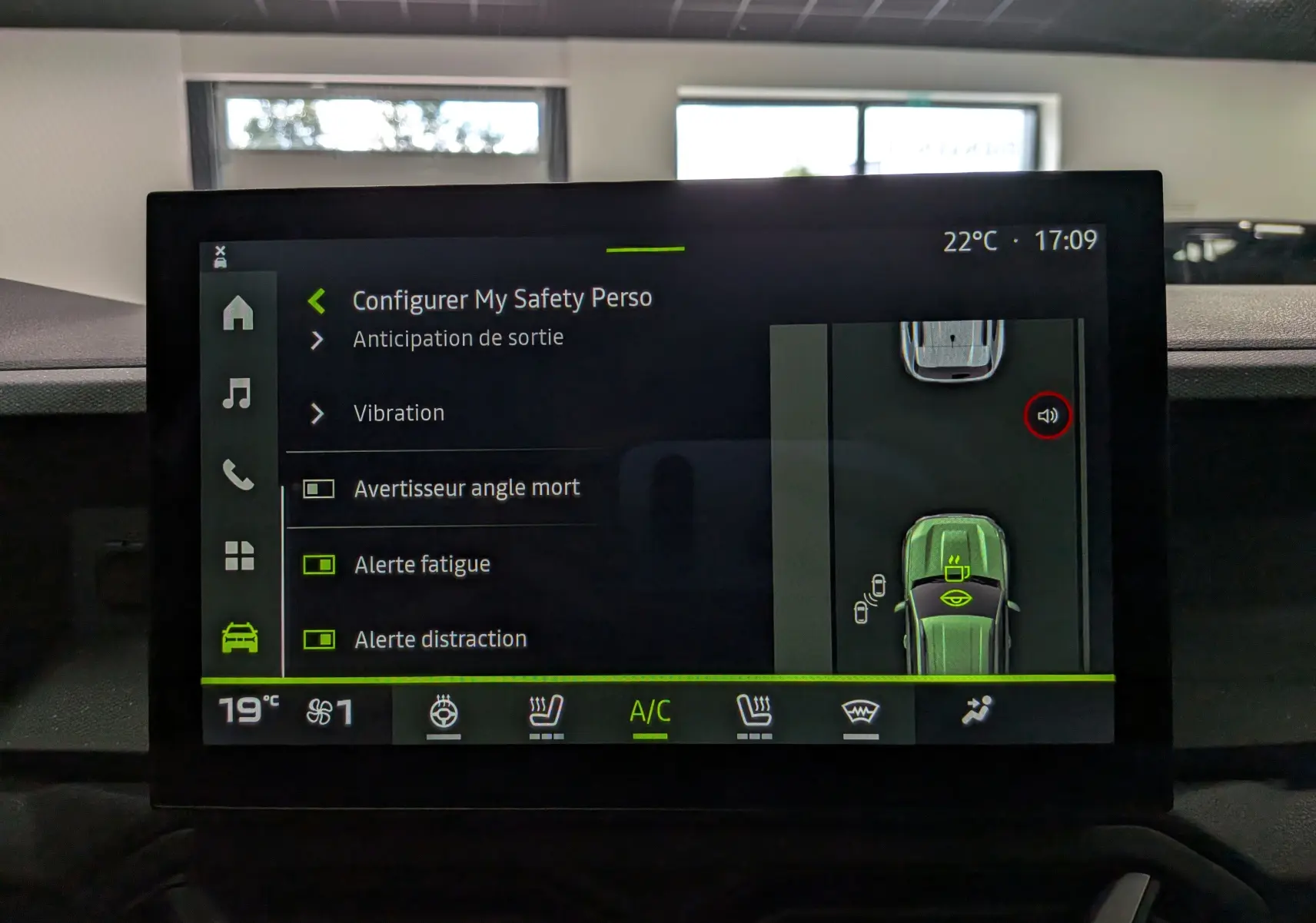 Écran tactile intérieur du Dacia Duster Hybrid-G blanc, affichant les réglages de sécurité et la vue 360° en plan.