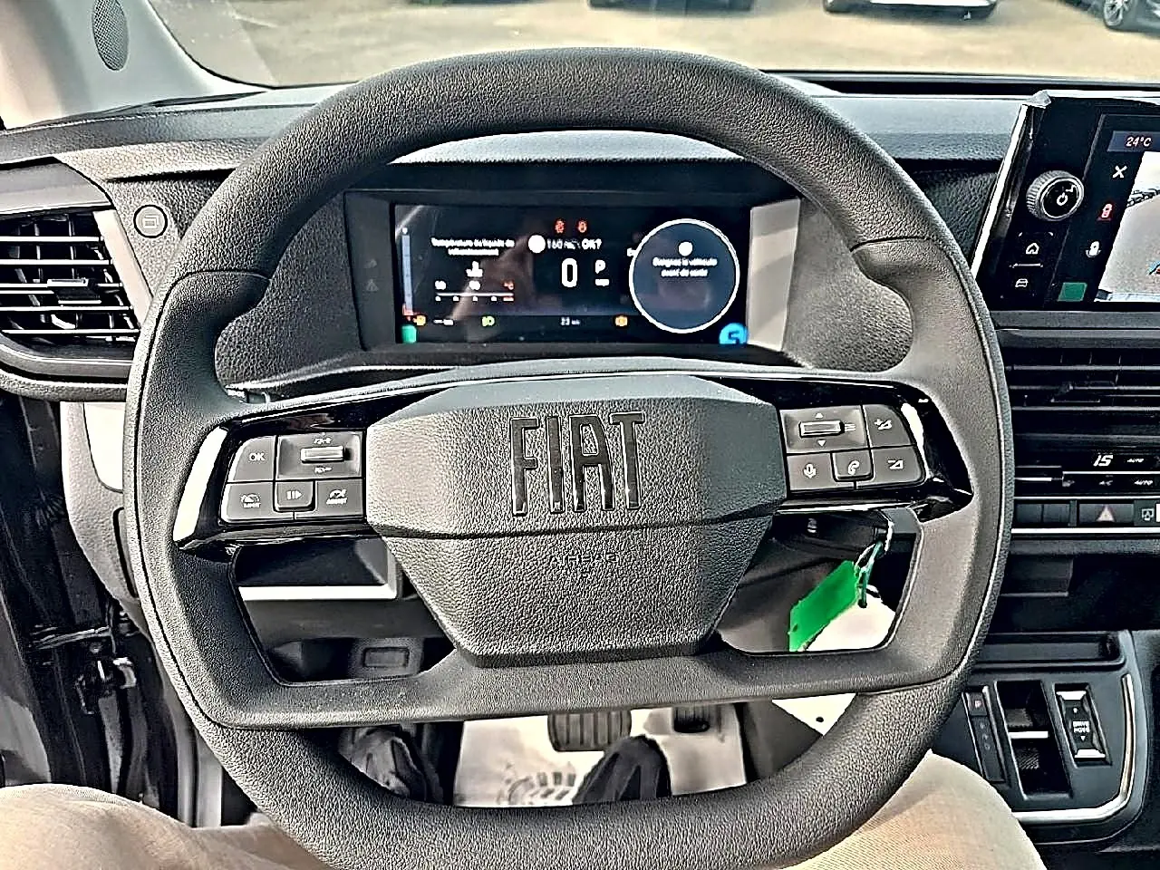 Vue rapprochée du volant noir FIAT et du tableau de bord numérique du Fiat Scudo Combi gris titane.
